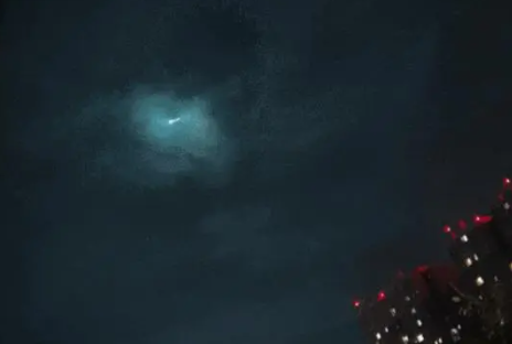 成都现不明发光物 好似飞龙在天 可能是外星智慧生命的存在迹象