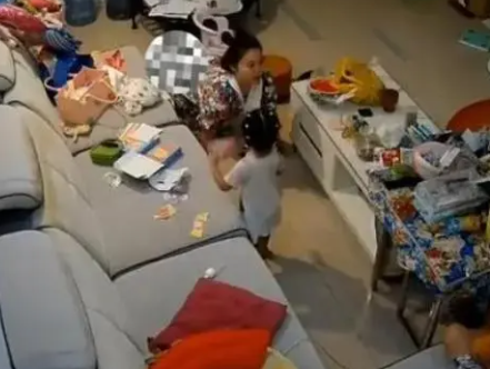 丈夫上厕所不关门 妻子下跪恳求 父母也应当注重自身行为的榜样作用