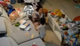 丈夫上厕所不关门 妻子下跪恳求 父母也应当注重自身行为的榜样作用