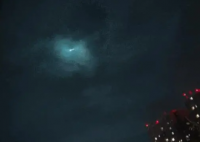 成都现不明发光物 好似飞龙在天 可能是外星智慧生命的存在迹象