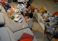 丈夫上厕所不关门 妻子下跪恳求 父母也应当注重自身行为的榜样作用
