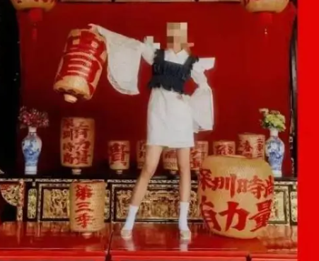 模特脚踩祠堂八仙桌拍照 主办方致歉 接受网友的批评并郑重道歉