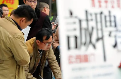 本科生将学历改高中收几十个面试邀请 引发了对教育与就业之间关系的思考