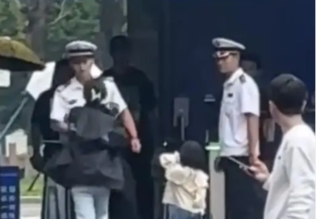保安被女子扇耳光后拎其脖子猛摔在地 这起事件不仅仅是一场简单的冲突 