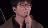 毛不易回应“演出时右手全程插兜” 毛不易怎么了?