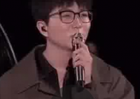 毛不易回应“演出时右手全程插兜” 毛不易怎么了?