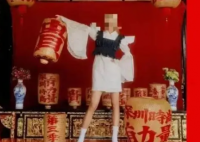 模特脚踩祠堂八仙桌拍照 主办方致歉 接受网友的批评并郑重道歉