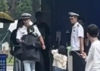 保安被女子扇耳光后拎其脖子猛摔在地 这起事件让人们思考了许多社会问题