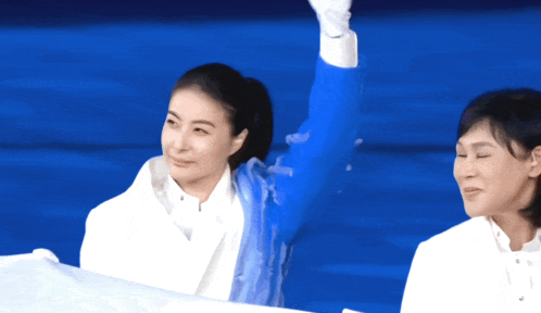 郭晶晶罗雪娟惊艳亮相 多位体育名宿成为执旗手