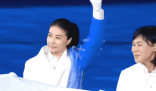 郭晶晶罗雪娟惊艳亮相 多位体育名宿成为执旗手