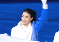郭晶晶罗雪娟惊艳亮相 多位体育名宿成为执旗手