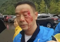 天门山被围殴游客不满处理结果 这起事件涉及到购买商品纠纷和保安人员行为不当