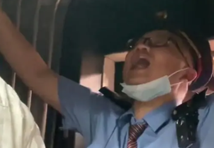 火车人多到列车员被挤出“夹子音” 反映了铁路运输系统的不足和问题