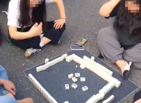 高速堵车6小时 车友坐地打麻将 立即引发了广泛关注
