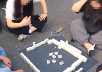 高速堵车6小时 车友坐地打麻将 立即引发了广泛关注