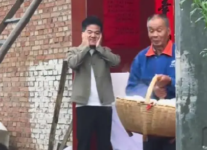 弟弟结婚董宇辉回家帮忙成碍眼包 无论他站在哪里，都会碍事