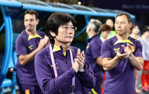 日本女足赛后集体鞠躬致敬水庆霞  中国女足无缘亚运会决赛