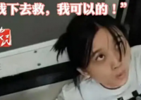 女孩钻进高铁站台缝隙托举幼童 太多令人感动的画面