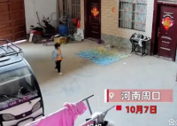 女儿一遍遍喊妈妈女子看后连夜赶回 这个故事引发了广泛的关注和讨论