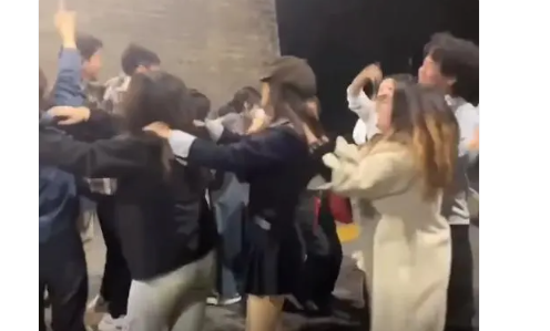 西安年轻人凌晨3点在城墙下跳舞 一种独特的表达方式