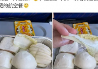 博主吐槽飞机餐发4个馒头1片白菜 引发了人们对于航空公司飞机餐质量的关注