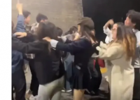 西安年轻人凌晨3点在城墙下跳舞 一种独特的表达方式
