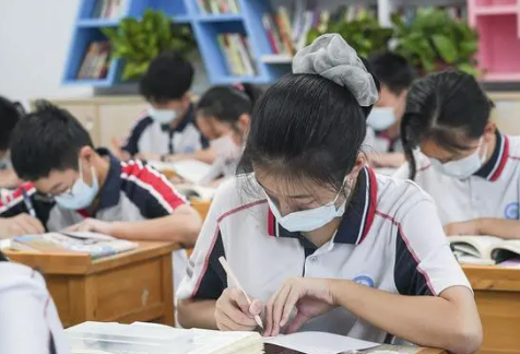 初中生拉开同学座椅致其摔成重伤 千万不要忽视了小小的错误