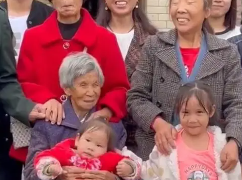 奶奶拍身份证照片全家都入镜了 民警的温情和耐心