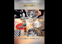 8人端3600个硬币给结婚好友随份子 给记账的大爷大妈们吓着了