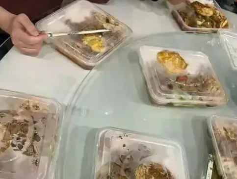 网友吃席发现每人面前都是盒饭 酒席上餐盒饭越来越流行?