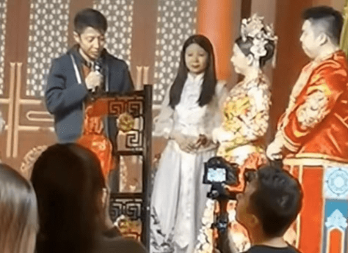 撒贝宁现身外甥婚礼客串主持 因撒贝宁的幽默而笑声不断