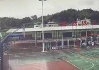 6岁双胞胎姐妹打架姐姐摔倒脑死亡 引发了社会各界的高度关注