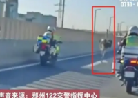 鸵鸟在街头狂奔 交警:跑了几十公里 这到底是怎么回事？
