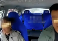 女子乘出租因价格跳车?官方回应 女乘客跳车瞬间，司机未停车