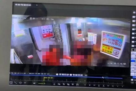 警方回应两女子带着血迹跑进电梯 这到底是怎么回事？