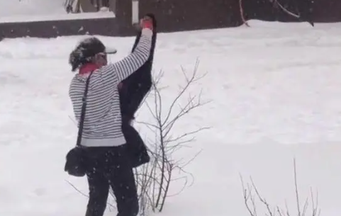 哈尔滨大妈雪地干洗呢子大衣 让我们看到了生活中的无限可能