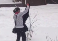 哈尔滨大妈雪地干洗呢子大衣 让我们看到了生活中的无限可能