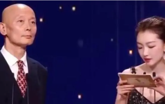 周冬雨金鸡奖照念手稿引争议 有人认为她对老艺术家不够尊重