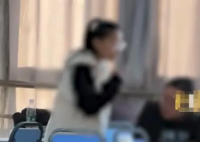 女生占16个座并殴打同学 校方回应 希望这起事件能成为我们警醒的铃声