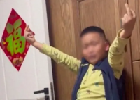 男孩因竖中指被爸爸罚竖1小时 这到底是怎么回事？