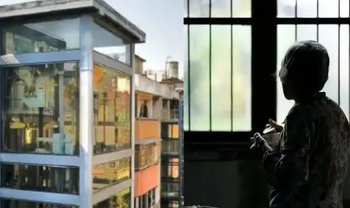 老人反对装电梯建好又想用被拒绝 你认为还应如何看待这一纠纷?