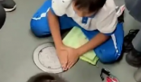 两小孩地铁玩卡片引一群人围观 这一场景不禁让人思考
