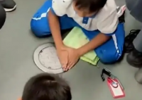 两小孩地铁玩卡片引一群人围观 这一场景不禁让人思考