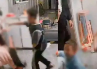 男子殴打怀孕妻子 儿子跪地哭喊 家暴行为绝对不能容忍