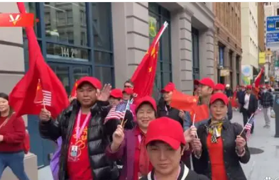 华人华侨在旧金山组成欢迎人群 纷纷拿出手机和相机拍照留念
