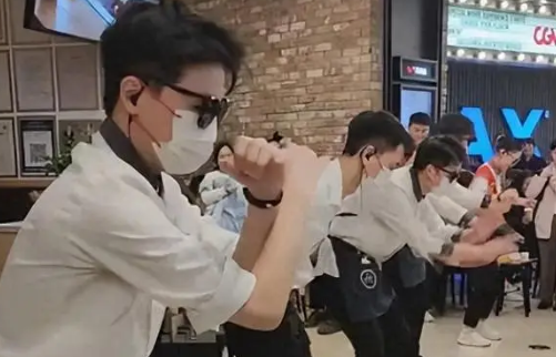 朱梓骁海底捞跳“科目三” 一个不折不扣的娱乐界称职代表