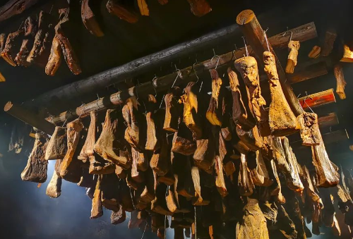 央视网:熏个腊肉 能不能少点套路 引发网友的广泛讨论