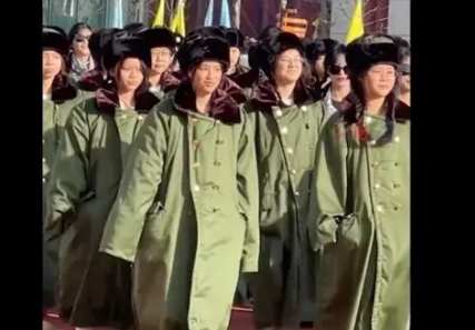 军大衣花棉袄是对羽绒服刺客的反击 这一现象并非偶然
