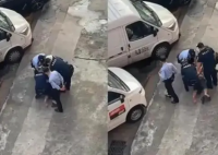 媒体评深圳民警踩踏嫌疑人事件 引发了网友的极大愤慨
