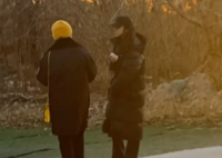 汤唯接女儿放学 引发网友的广泛讨论
